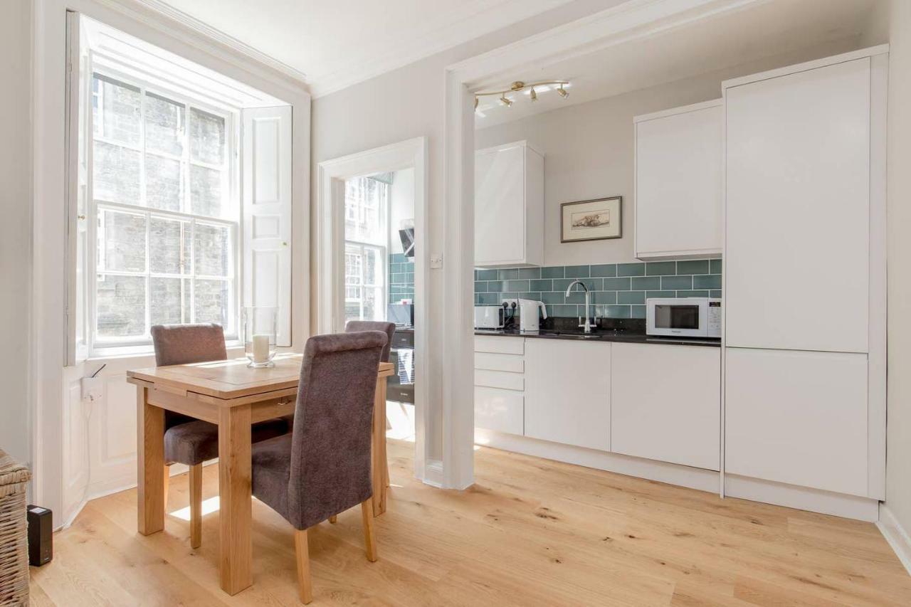 Altido Elegant Georgian 2-Bedrm Apt In Heart Of Old Town Apartamento Edimburgo Exterior foto