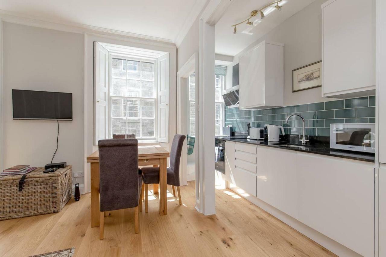 Altido Elegant Georgian 2-Bedrm Apt In Heart Of Old Town Apartamento Edimburgo Exterior foto