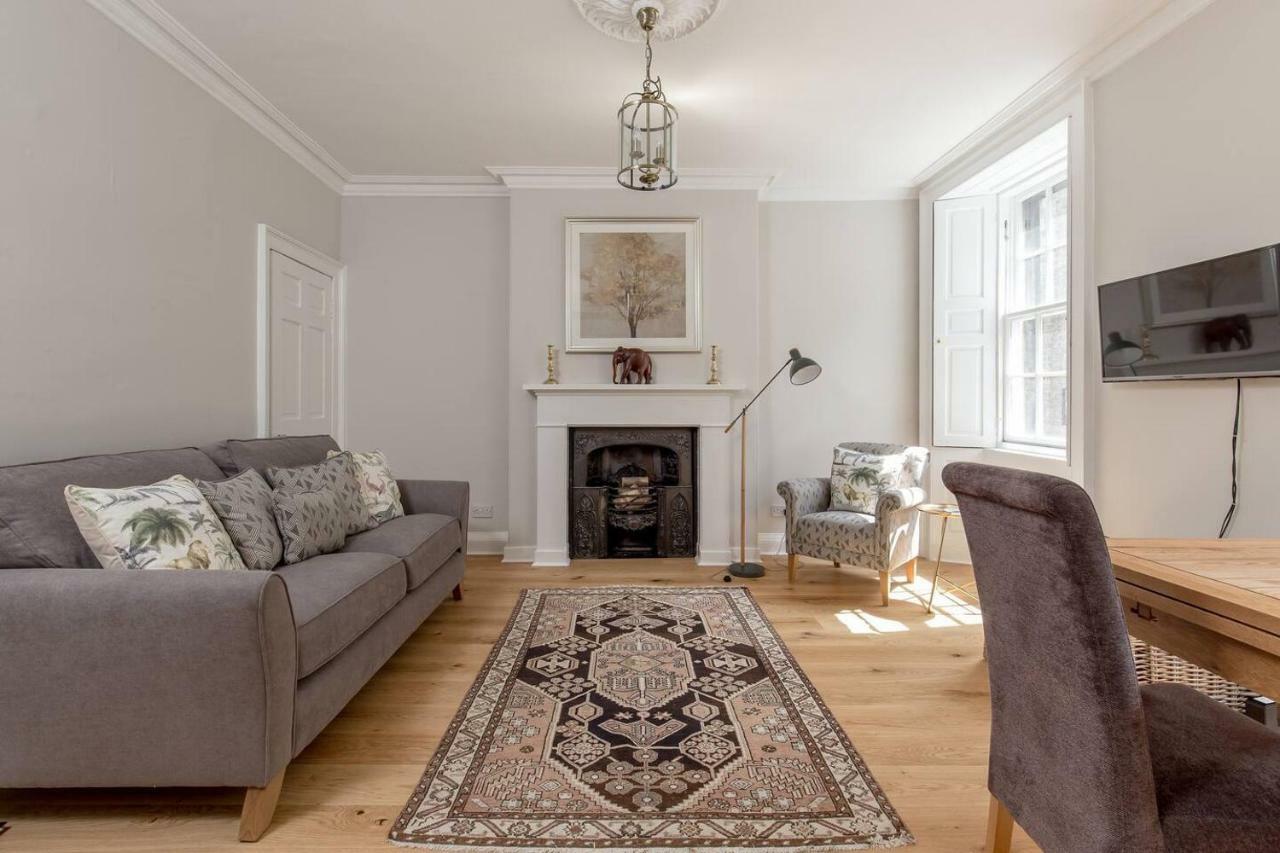 Altido Elegant Georgian 2-Bedrm Apt In Heart Of Old Town Apartamento Edimburgo Exterior foto