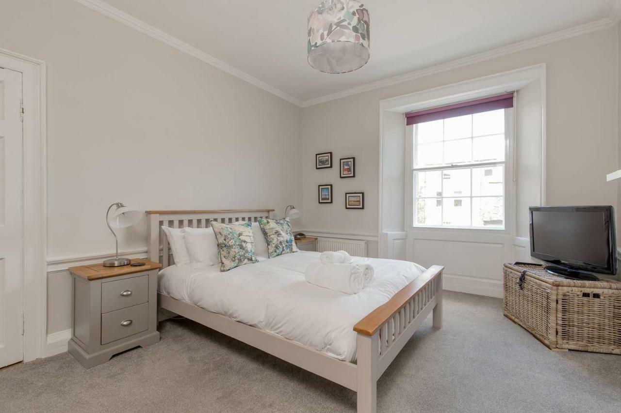 Altido Elegant Georgian 2-Bedrm Apt In Heart Of Old Town Apartamento Edimburgo Exterior foto